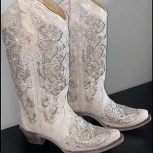 Beautiful boots!! I don’t give them enough love so looking to sell